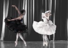2 ballerinas representing the black and white swans